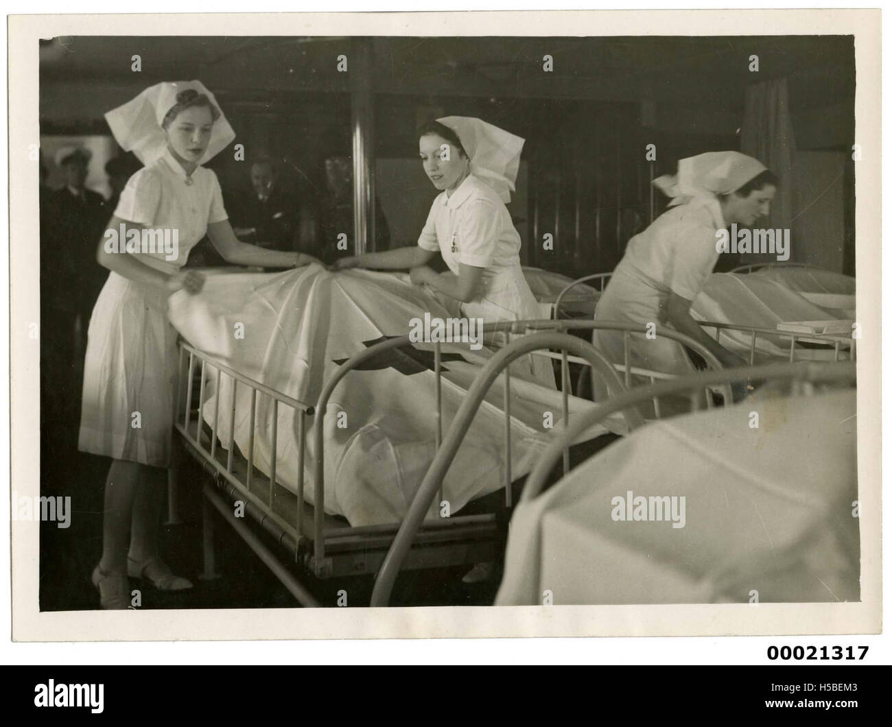 Tre infermieri sono mostrati a bordo della nave ospedale TSS ORANJE II nel giugno 1941, durante la seconda guerra mondiale, fornendo assistenza medica a bordo di una nave navale. Foto Stock