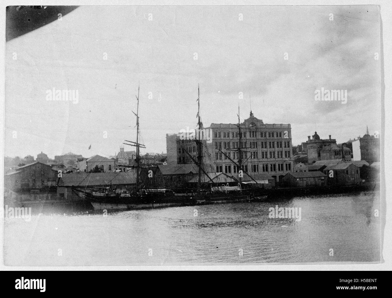 La Petrie Bight Reach del fiume Brisbane, catturata tra il 1890 e il 1910, mostra il paesaggio storico del fiume durante questo periodo, fornendo informazioni sullo sviluppo di Brisbane e delle sue aree circostanti. Foto Stock