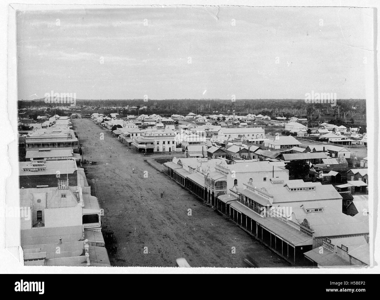Bourbong Street a Bundaberg è una strada principale della città, conosciuta per le sue attività commerciali e commerciali. La strada è sede di varie aziende e svolge un ruolo importante nell'economia locale e nella vita urbana di Bundaberg. Foto Stock