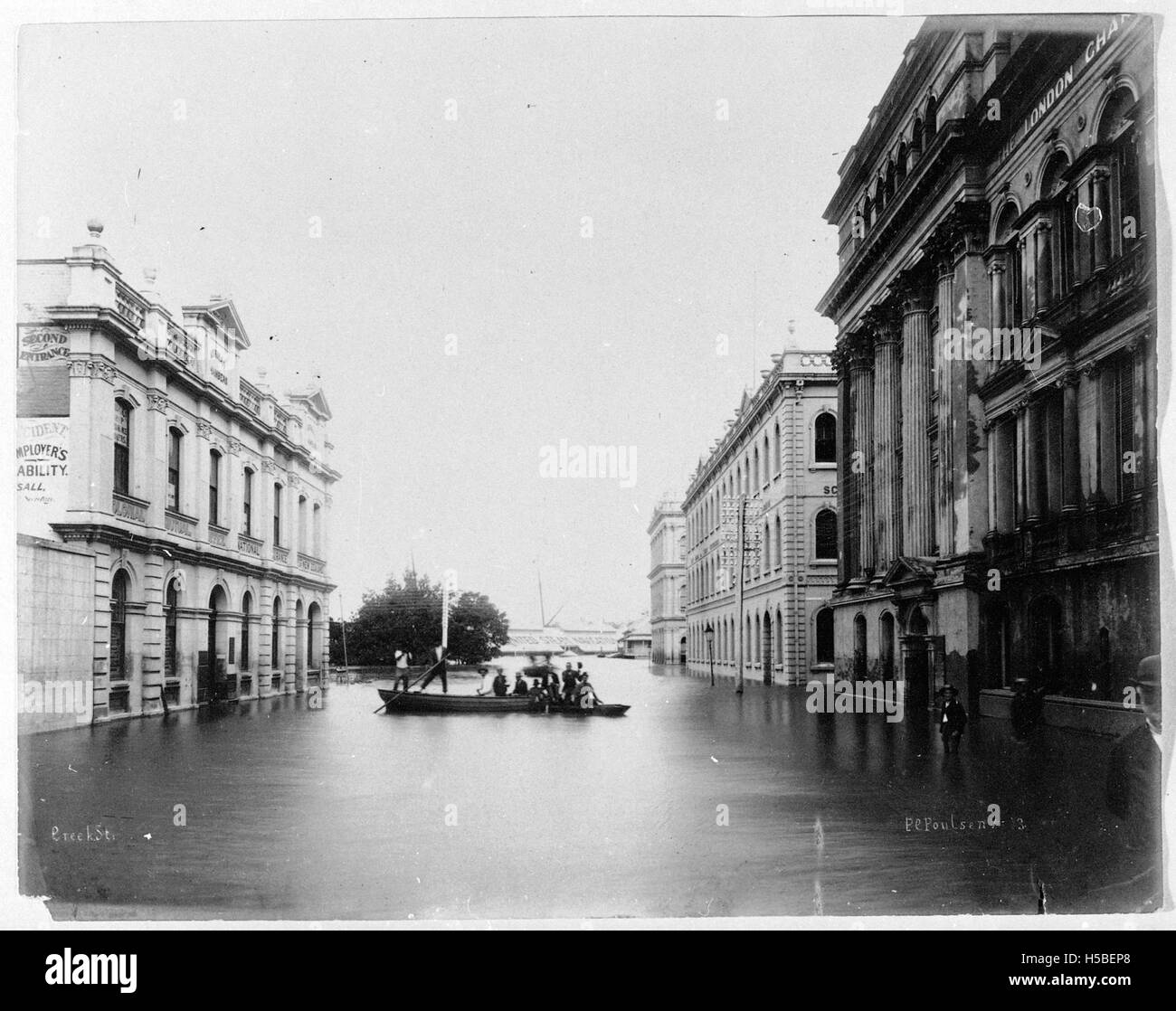 Una fotografia che raffigura una Creek Street allagata a Brisbane. Questa immagine mette in evidenza gli effetti delle piogge intense e delle inondazioni che ne derivano, mostrando l'impatto del disastro naturale sulle aree urbane. Foto Stock