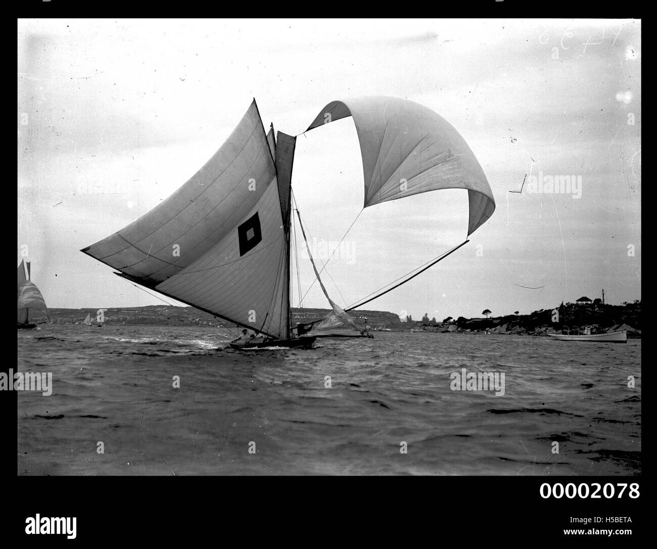 Una barca a vela di 18 piedi che naviga nelle acque vicino a Watsons Bay nel porto di Sydney. Conosciuto per la sua vela competitiva, questo gommone da 18 piedi è un tipo di gommone da corsa popolare in Australia. Foto Stock