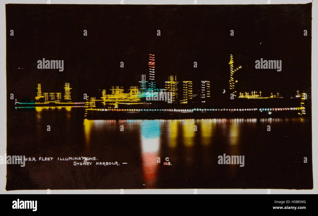 Le 6 luci della flotta USA nel porto di Sydney hanno fatto parte di un evento nazionale, che ha mostrato una vibrante esposizione di luci e celebrazioni. L'evento ha caratterizzato edifici illuminati e punti di riferimento intorno al porto, evidenziando la cooperazione tra Stati Uniti e Australia in uno scambio culturale. Foto Stock