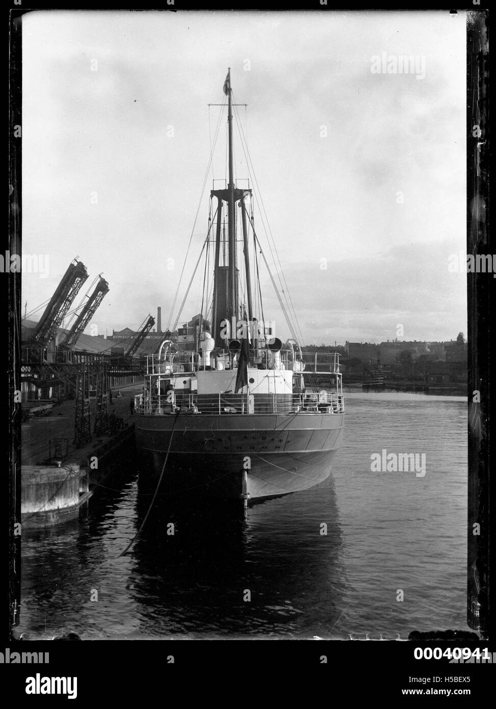 Una fotografia della SS Port Albany, una nave mercantile attraccata a Cockle Bay, che evidenzia la sua presenza nel porto e l'attività marittima del tempo. Foto Stock
