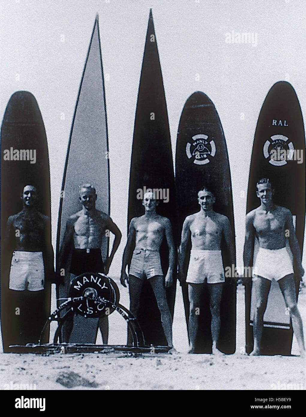 Questa immagine, intitolata "Boys and Their Boards" di Ray Leighton, cattura un gruppo di ragazzi impegnati in un'attività che coinvolge tavole, probabilmente surf, skateboard o un altro sport da tavolo. La fotografia mette in risalto l'energia giovanile e le attività ricreative all'aperto. Foto Stock Questa immagine, intitolata "Boys and Their Boards" di Ray Leighton, cattura un gruppo di ragazzi impegnati in un'attività che coinvolge tavole, probabilmente surf, skateboard o un altro sport da tavolo. La fotografia mette in risalto l'energia giovanile e le attività ricreative all'aperto. Foto Stock