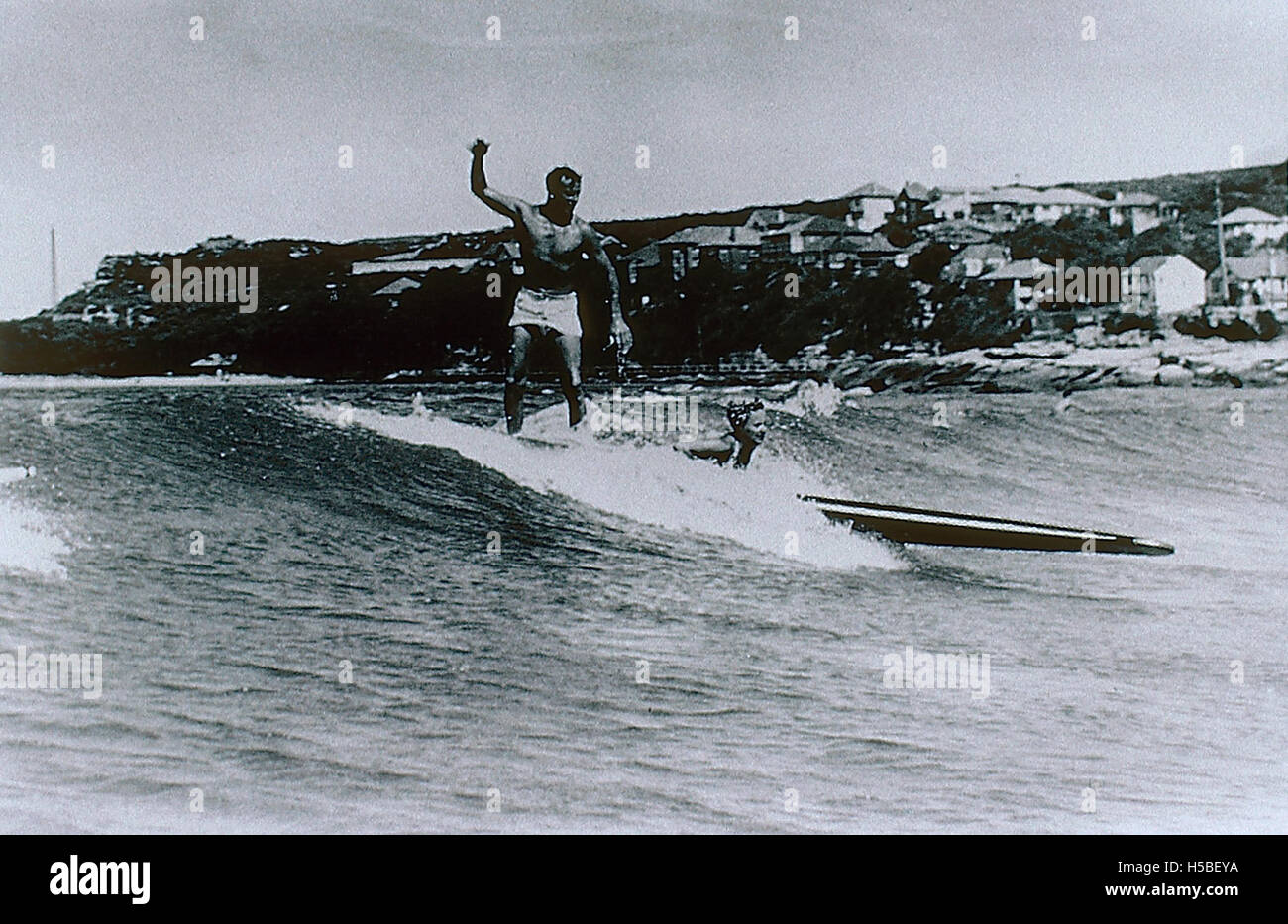 "IT Takes Two" è una fotografia di Ray Leighton che cattura un momento probabilmente legato a un festival o a un evento. L'immagine riflette il significato del partenariato o della dualità in un contesto sociale o culturale, eventualmente legato a eventi nazionali. Foto Stock