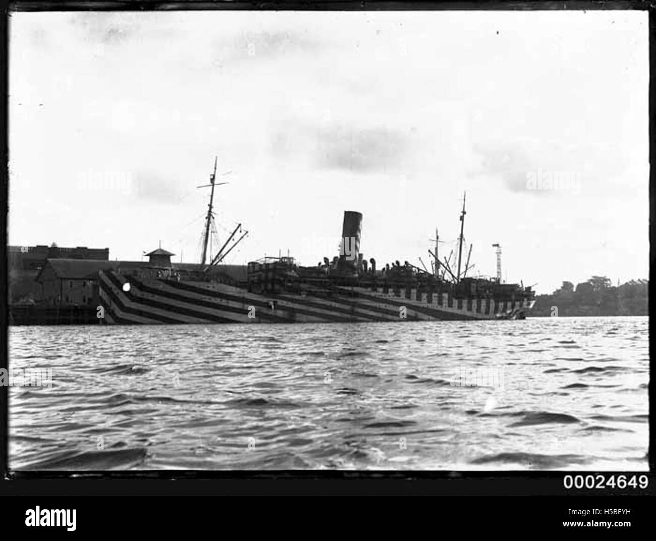 La HMAS BORDA, una nave della Marina Australiana, è mostrata su un molo dipinto in abbagliante camuffamento, un caratteristico schema dell'era della seconda guerra mondiale progettato per confondere il rilevamento nemico. Foto Stock