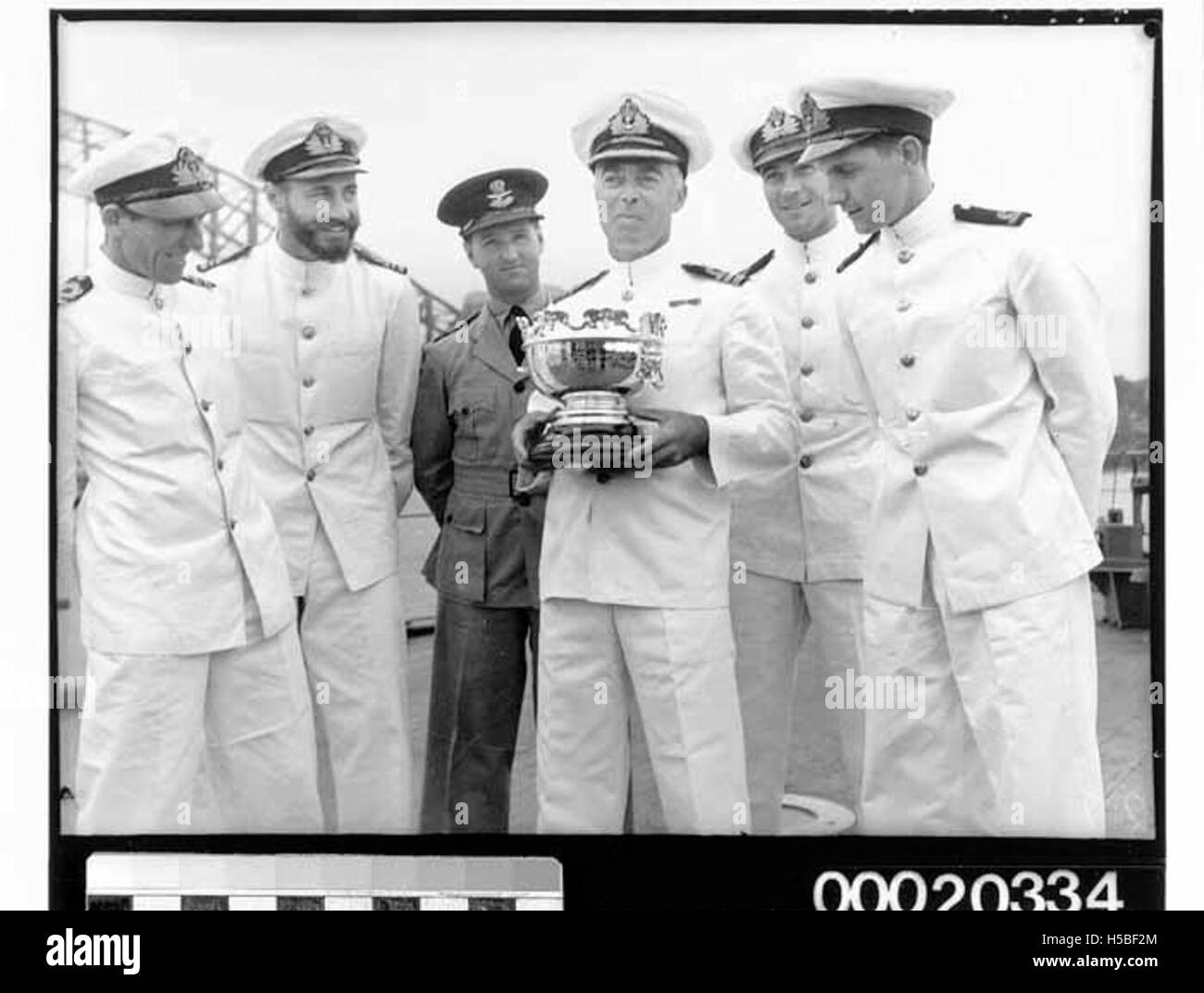 L'equipaggio della HMAS Sydney (II) è raffigurato al ritorno della nave a Sydney nel 1941. L'immagine cattura i marinai dopo il loro servizio durante la seconda guerra mondiale, un momento significativo nella storia navale dell'Australia. Foto Stock