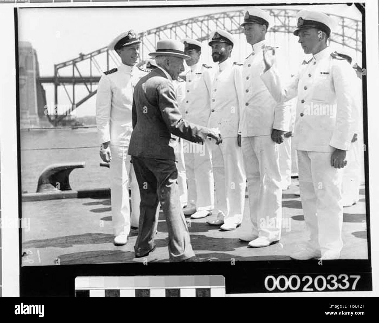 Questa immagine mostra il primo ministro australiano Billy Hughes che ispeziona l'equipaggio di HMAS Sydney (II) durante un evento navale. La foto include figure di rilievo come il capitano John Augustine Collins e LCDR e W Thruston, che illustrano un momento di leadership militare e di fidanzamento. Foto Stock
