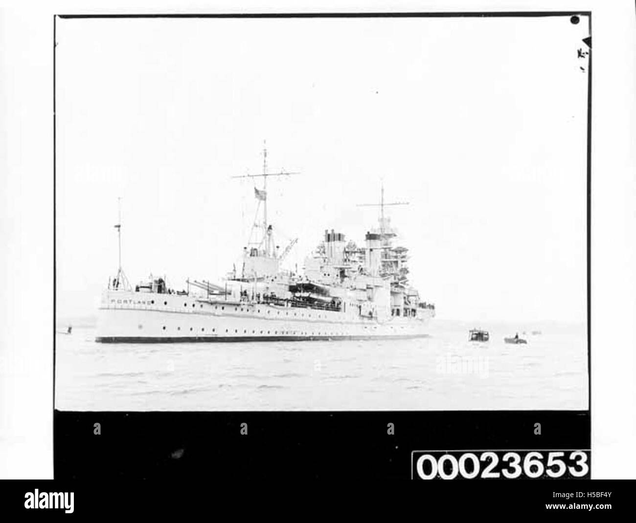 La USS Portland, una nave della Marina americana, giocò un ruolo importante in varie operazioni militari e festival nazionali. La storia della nave include contributi significativi alla difesa nazionale, partecipando ad attività militari ed eventi commemorativi. Foto Stock