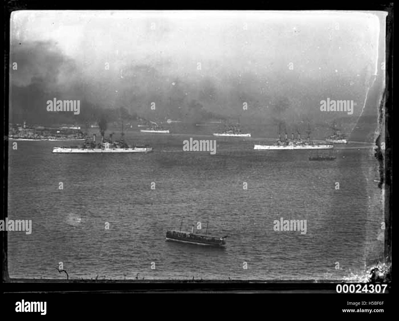 Visita della grande flotta di bianco al Porto di Sydney con Hornby faro in background Foto Stock
