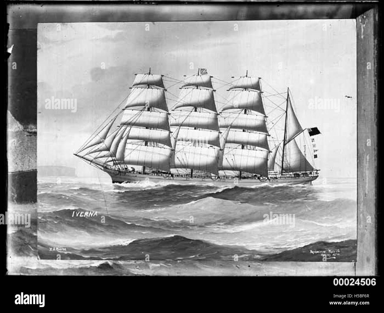 L'IVERNA, un barque a quattro alberi, che naviga in mare aperto. Le barche come l'IVERNA erano importanti navi a vela utilizzate sia per il trasporto merci che passeggeri tra la fine del XIX secolo e l'inizio del XX. Foto Stock