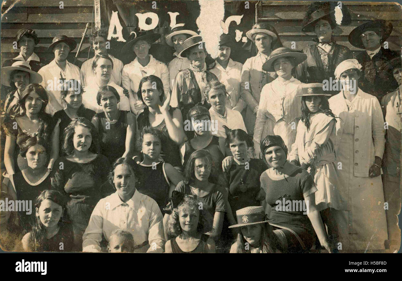 Questa cartolina fotografica raffigura Beatrice Kerr con l'Albert Park Ladies' Swimming Club, che mostra la partecipazione femminile al nuoto e agli sport di squadra. L'immagine rappresenta un momento dalle attività del club, forse dei primi anni del XX secolo. Foto Stock