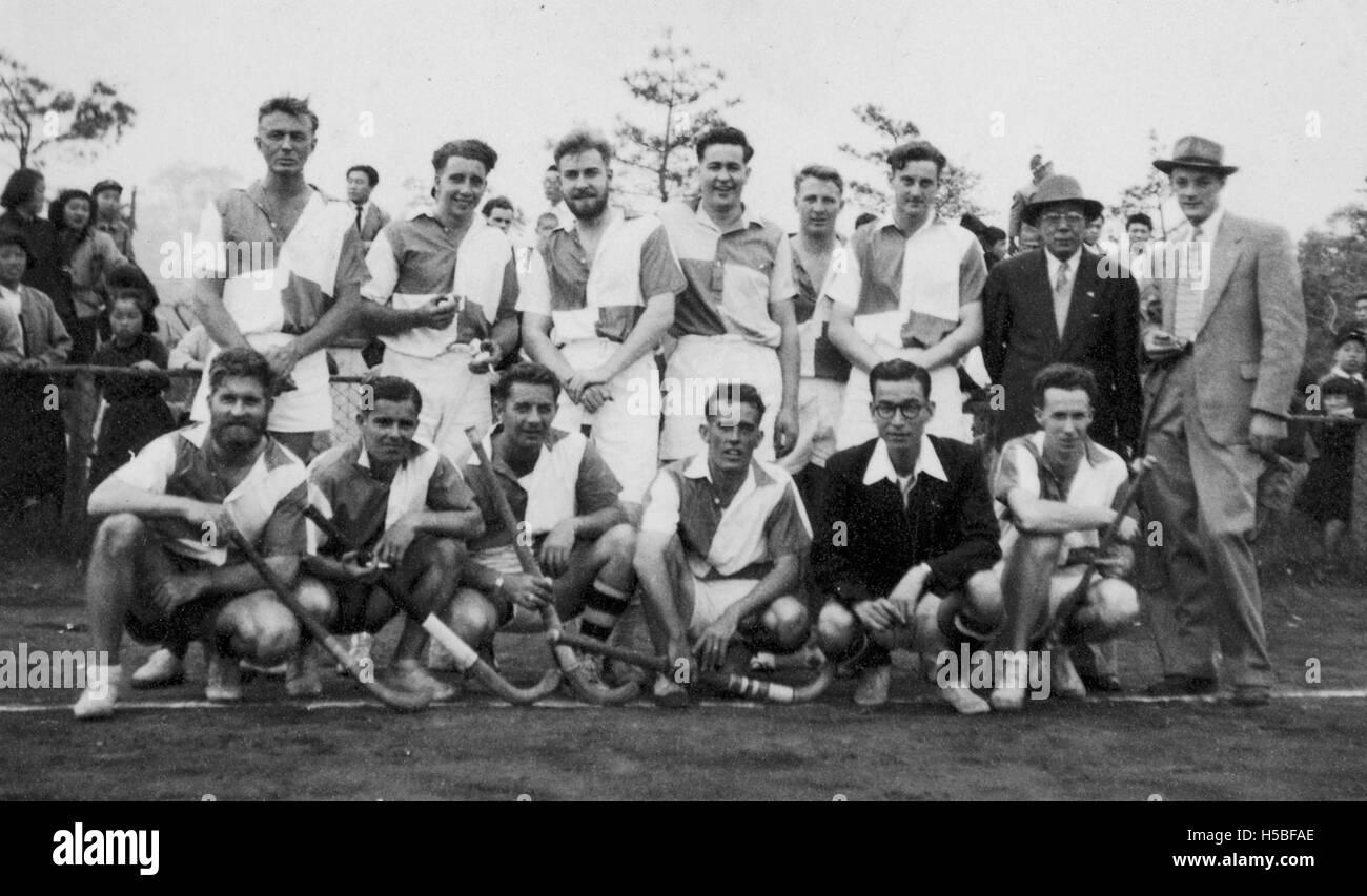 Una fotografia della squadra di hockey della Marina, che mostra i giocatori in azione. L'immagine mette in evidenza il lavoro di squadra e l'abilità coinvolti nello sport, rappresentando il personale navale impegnato in attività ricreative. Foto Stock