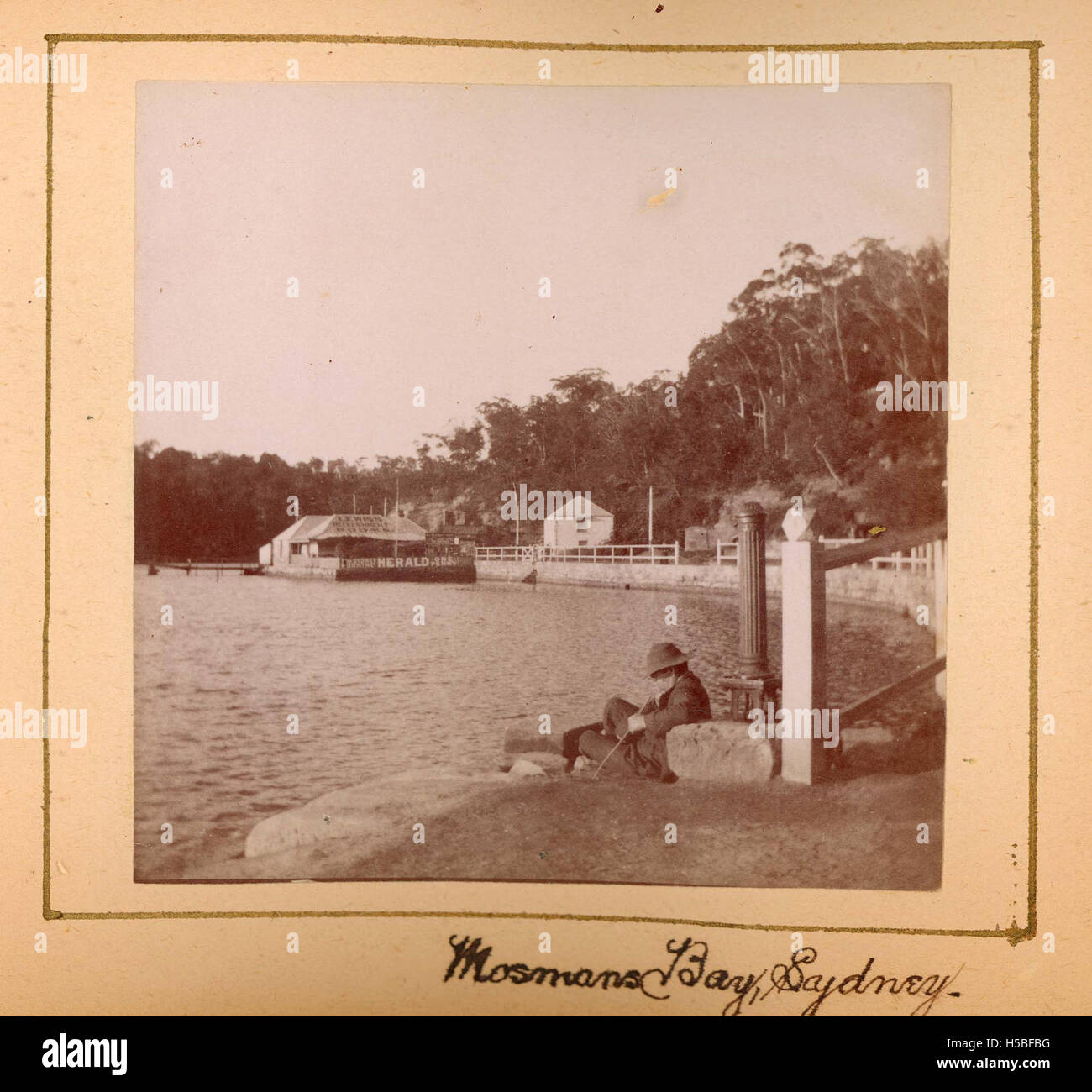 Una fotografia di Mosman Bay, Sydney, che mostra il paesaggio naturale e gli edifici della zona. L'immagine probabilmente cattura un momento del passato, mostrando il paesaggio e le caratteristiche della baia. Foto Stock