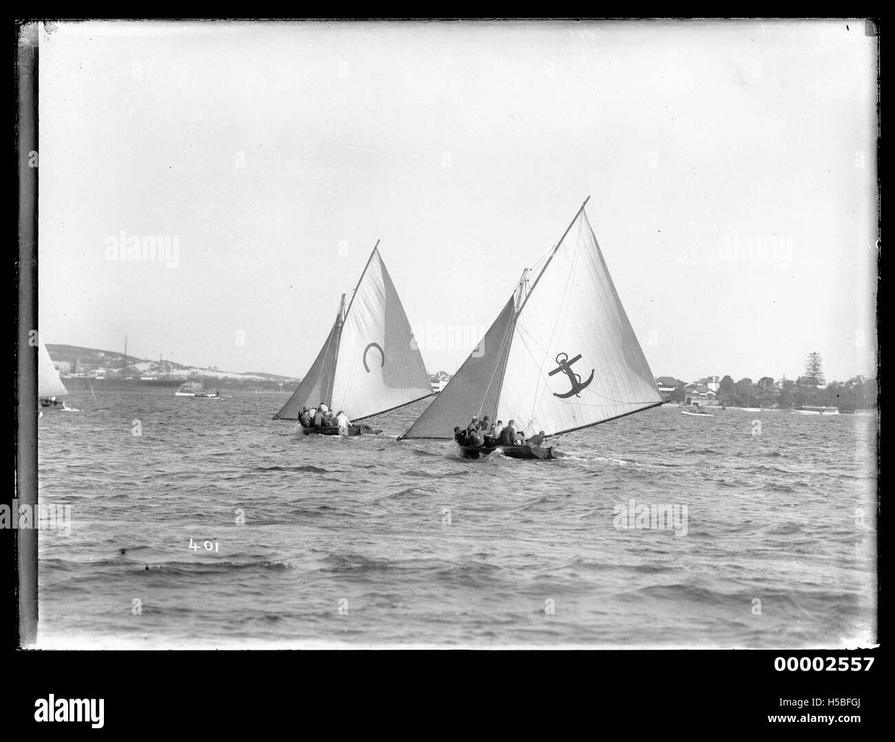 I 18 piè di pagina *Yendys* e *passatempo* sono catturati in gara sul porto di Sydney, mostrando l'eccitazione della vela competitiva nella regione. Queste barche rappresentano la cultura delle corse di yacht a Sydney. Foto Stock