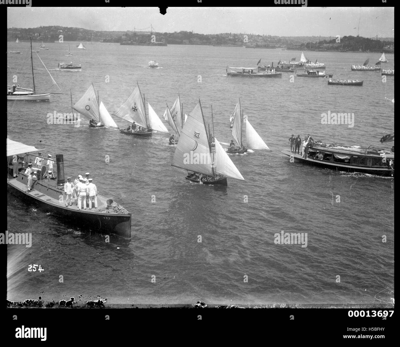 Una gara di salti di classe 'A' si svolge nel porto di Sydney, mostrando una navigazione competitiva in uno dei porti più famosi al mondo. L'evento rappresenta una significativa tradizione marittima, attirando l'attenzione sia locale che nazionale. Foto Stock