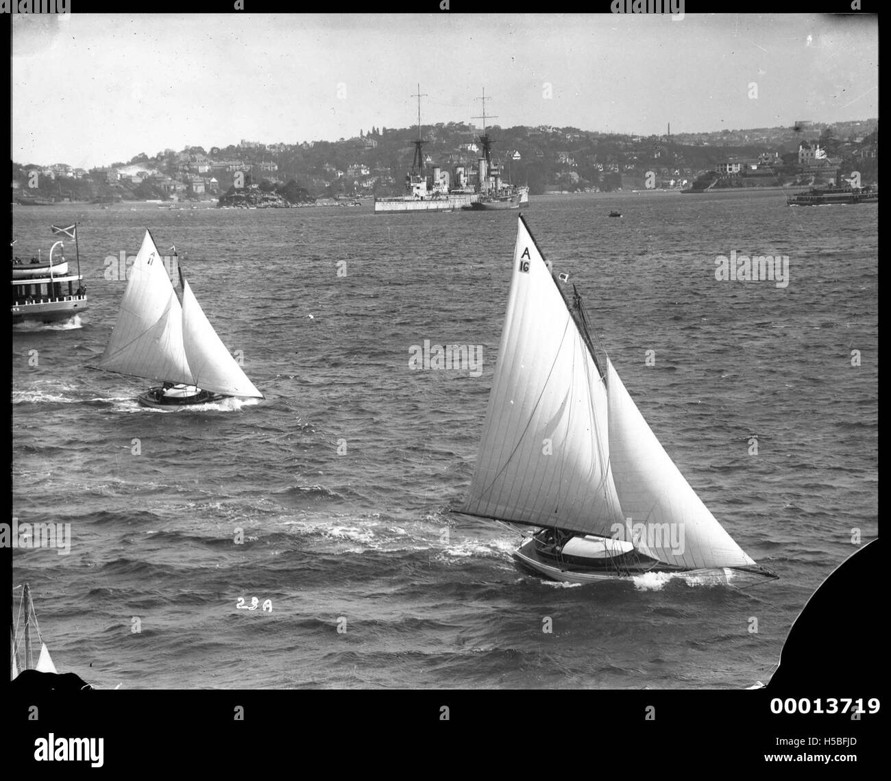 Lo yacht 'IRREQUIETO' conduce 'PATTY B' in una gara ospitata dal Sydney Amateur Sailing Club. Questo evento fa parte delle attività competitive di Sydney in barca a vela, con gare di yacht locali. Foto Stock