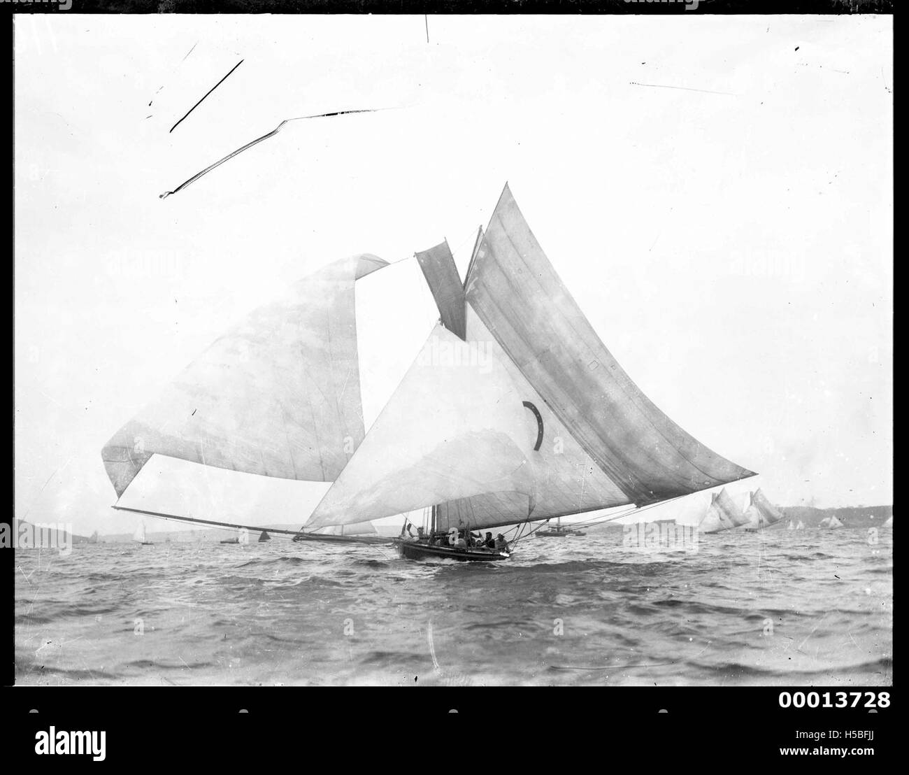 Il GLORIA, un vascello a vela di 18 piedi, è mostrato nel porto di Sydney. Questo tipo di barca fa parte del patrimonio marittimo di Sydney, noto per la sua velocità e agilità sull'acqua. Foto Stock