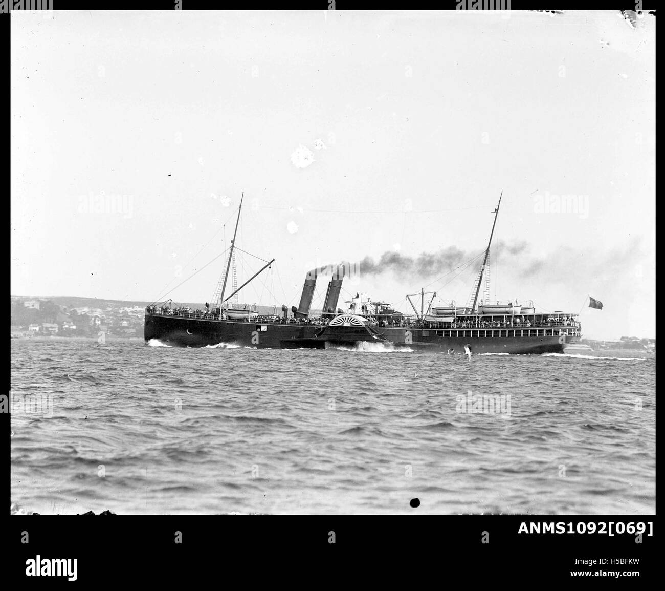 Il piroscafo a pale NEWCASTLE è visto navigare nel porto di Sydney, in Australia. Questo tipo di nave a vapore era essenziale per il trasporto passeggeri, soprattutto all'inizio del XX secolo. Foto Stock