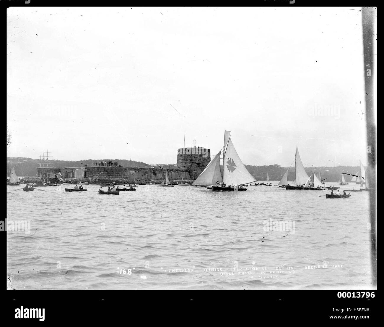 L'ESMERALDA, una barca di 22 piedi, vinse la gara intercoloniale, mostrando una navigazione competitiva tra le regioni. Questo evento ha messo in evidenza l'abilità artigianale e lo sport marittimo nei primi anni del XX secolo. Foto Stock