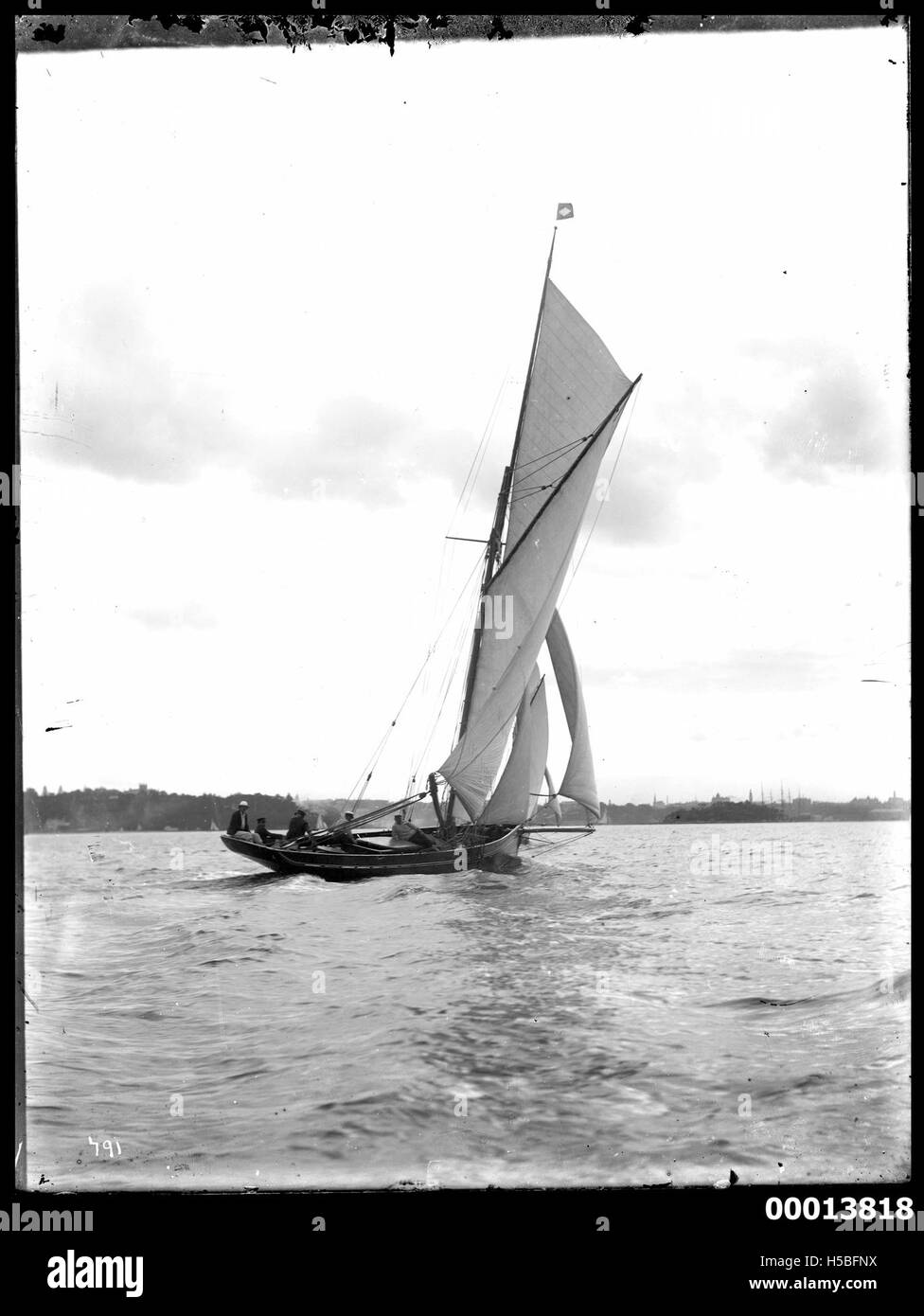 Questa fotografia mostra uno yacht che naviga nel porto di Sydney, probabilmente chiamato JESS o ISEA. Il porto di Sydney è un luogo popolare per la vela e la nautica, che ospita numerosi eventi internazionali e festival legati alla cultura marittima. Foto Stock
