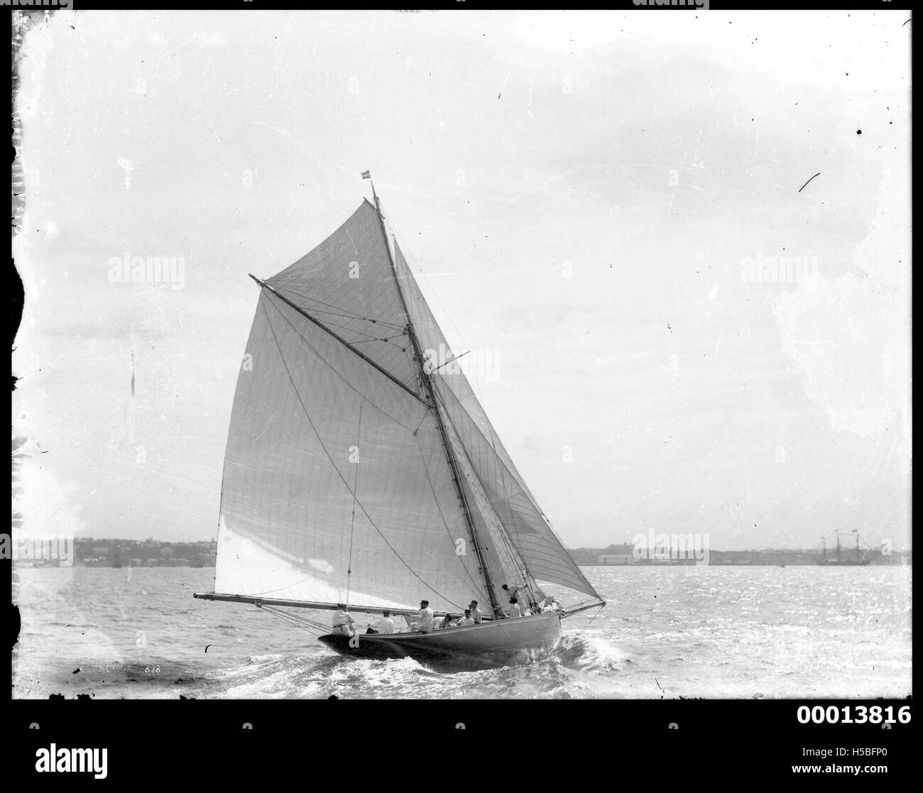 Lo yacht "THELMA" e' visto in barca a vela completa nel porto di Sydney, una posizione pittoresca e iconica per gli eventi a vela in Australia. L'immagine evidenzia la bellezza del porto di Sydney e la cultura marittima della regione. Foto Stock