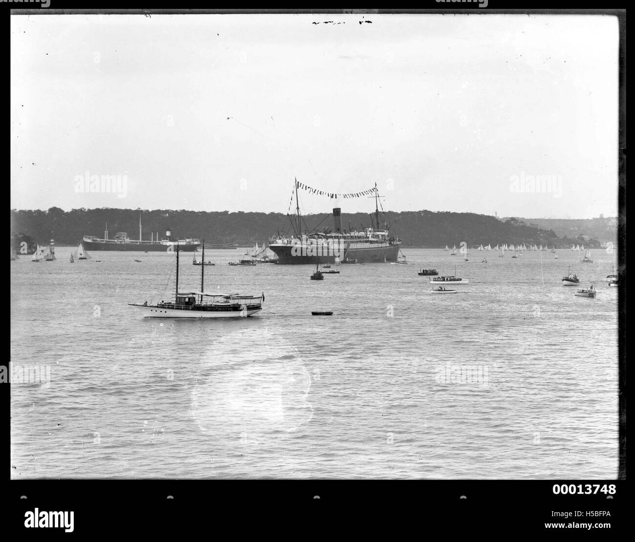 La "Temistocle", una nave, è ormeggiata al largo di Neutral Bay a Sydney durante la regata del giorno dell'anniversario. La regata, un importante evento marittimo, segna l'anniversario dell'insediamento europeo in Australia e mette in mostra la vibrante cultura marittima di Sydney. Foto Stock