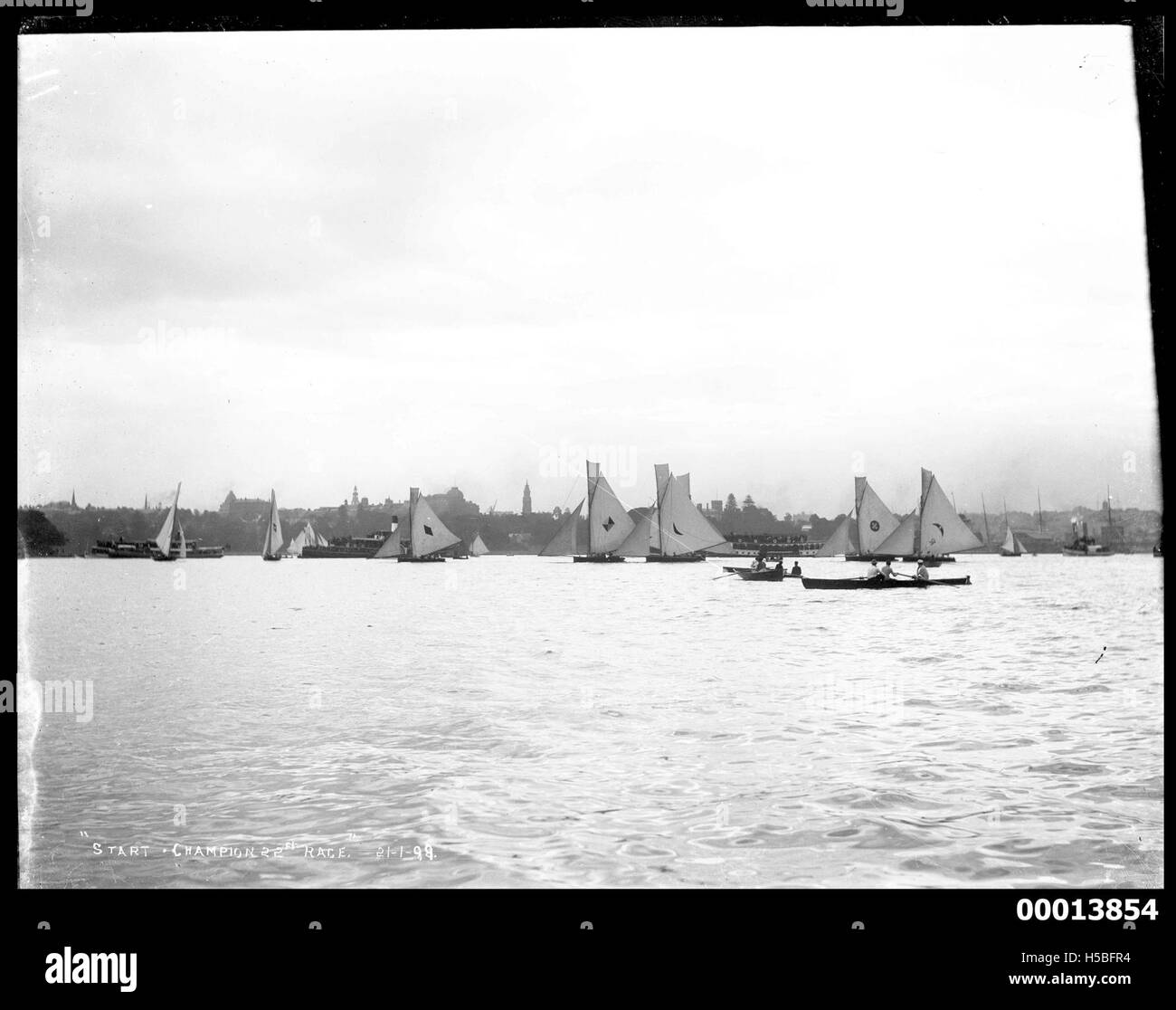 Questa immagine cattura l'inizio della corsa Champion 22-footers sul Sydney Harbour, un evento velico competitivo. La foto mostra l'emozione e la precisione dell'inizio della gara. Foto Stock