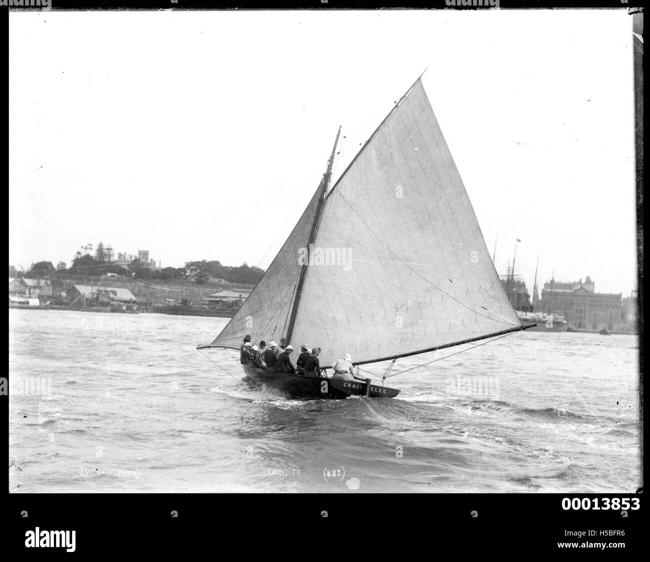 CRAIGIELEE, una nave a vela, catturata in azione durante la navigazione nel porto di Sydney, che mostra il design classico della nave sullo sfondo iconico del porto. Foto Stock