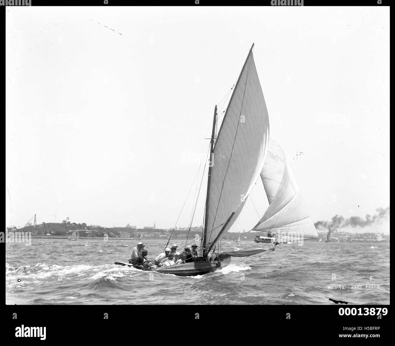 Una sciata si vede nel porto di Sydney, probabilmente partecipando alla regata del giorno dell'anniversario. La regata è un evento importante nel calendario marittimo di Sydney, che celebra la storia della città. Foto Stock