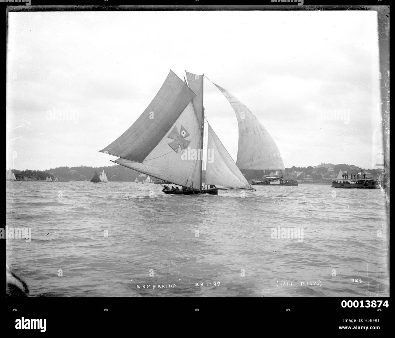 La nave "Esmeralda" è raffigurata nel porto di Sydney, catturando l'attività marittima e il significato della nave in questa iconica località australiana. Foto Stock