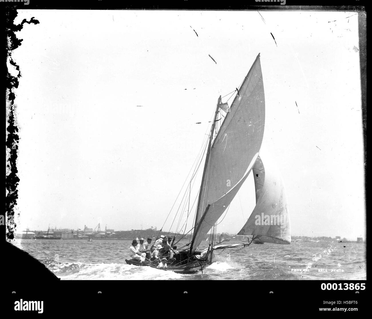 Lo Skiff FEDERAL è visto navigare sul porto di Sydney. Questa immagine mette in evidenza il design elegante della nave mentre naviga nelle acque del famoso porto, catturando l'essenza delle attività marittime a Sydney. Foto Stock