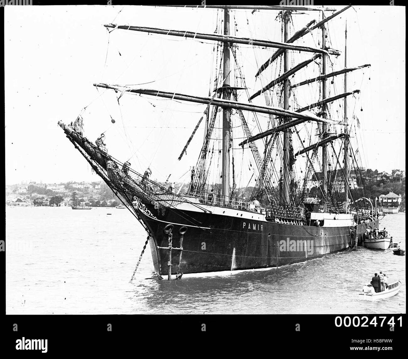 Il barbecue a quattro alberi PAMIR è attraccato nel porto di Sydney intorno al 1947. Questa maestosa nave è conosciuta per le sue dimensioni e il suo ruolo nella storia marittima, in particolare nell'era del dopoguerra. Foto Stock
