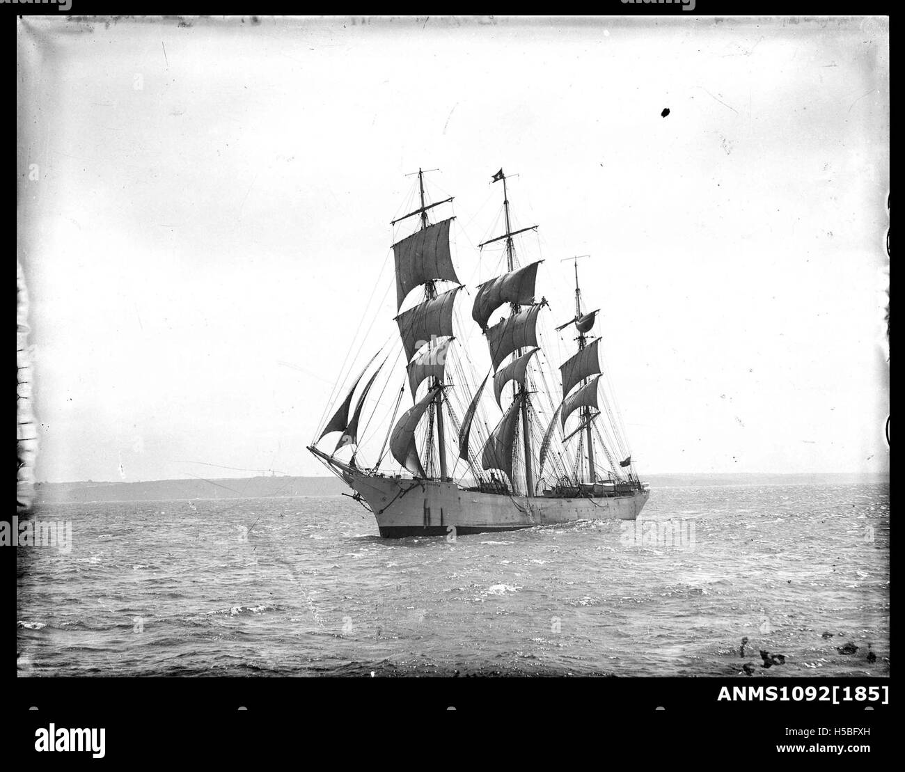 Una nave, forse la nave addestratrice Mersey, è in corso, evidenziando l'attività marittima. La nave potrebbe aver fatto parte di esercitazioni navali. È necessaria un'ulteriore identificazione. Foto Stock
