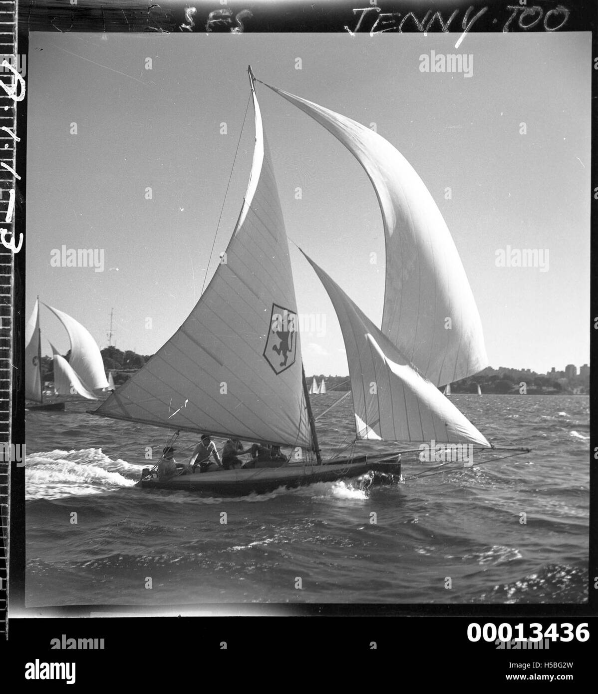 ANCHE la JENNY, di 18 metri, è una piccola barca a vela vista sul porto di Sydney. Noti per la vela competitiva, i 18 piè di pagina sono una classe popolare di barche da corsa in Australia, spesso viste durante eventi come la corsa da Sydney a Hobart o le regate locali. Foto Stock
