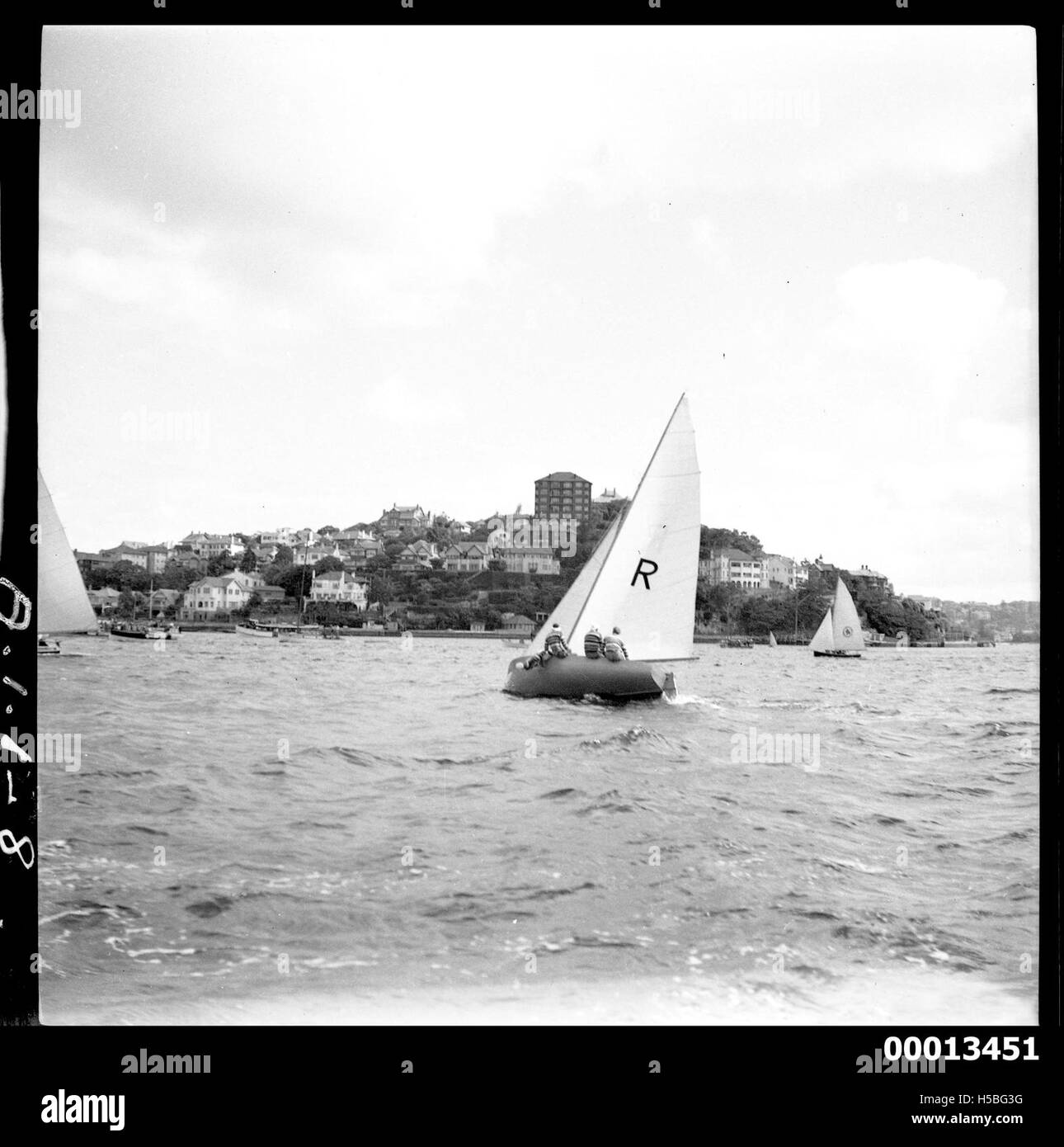 Un'immagine di una barca a vela di 18 piedi chiamata "RESULT" nel porto di Sydney. La barca a vela da 18 piedi è un tipo di barca da corsa comunemente visto negli eventi agonistici di Sydney. Questa immagine cattura l'emozione della corsa e il porto panoramico. Foto Stock