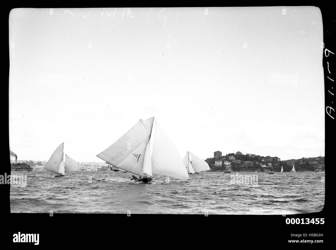 Il 18 piedi J.M.H ha partecipato al World's 18-footers Championship 1951 sul porto di Sydney, mostrando la vela competitiva durante questo evento iconico. Il campionato ha attirato marinai qualificati da tutto il mondo. Foto Stock