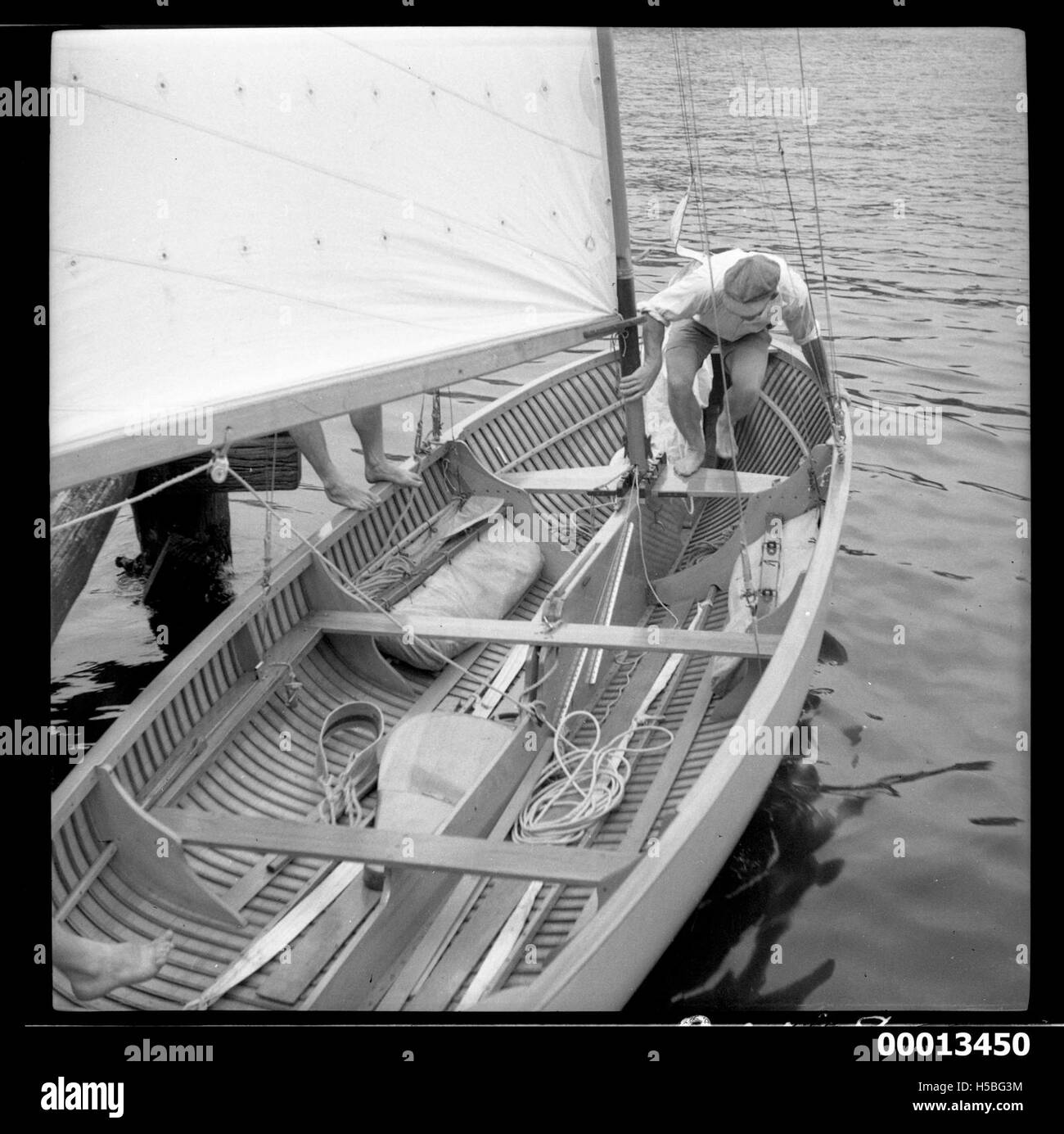 Il termine "18 piedi" si riferisce a una classe di yacht da corsa. Il risultato verosimilmente riguarda una gara tenuta nel porto di Sydney, una sede importante per eventi velici, tra cui festival e campionati nazionali. Questi eventi sono popolari e mettono in mostra esperti marinai che gareggiano in varie categorie di gare nautiche. Foto Stock