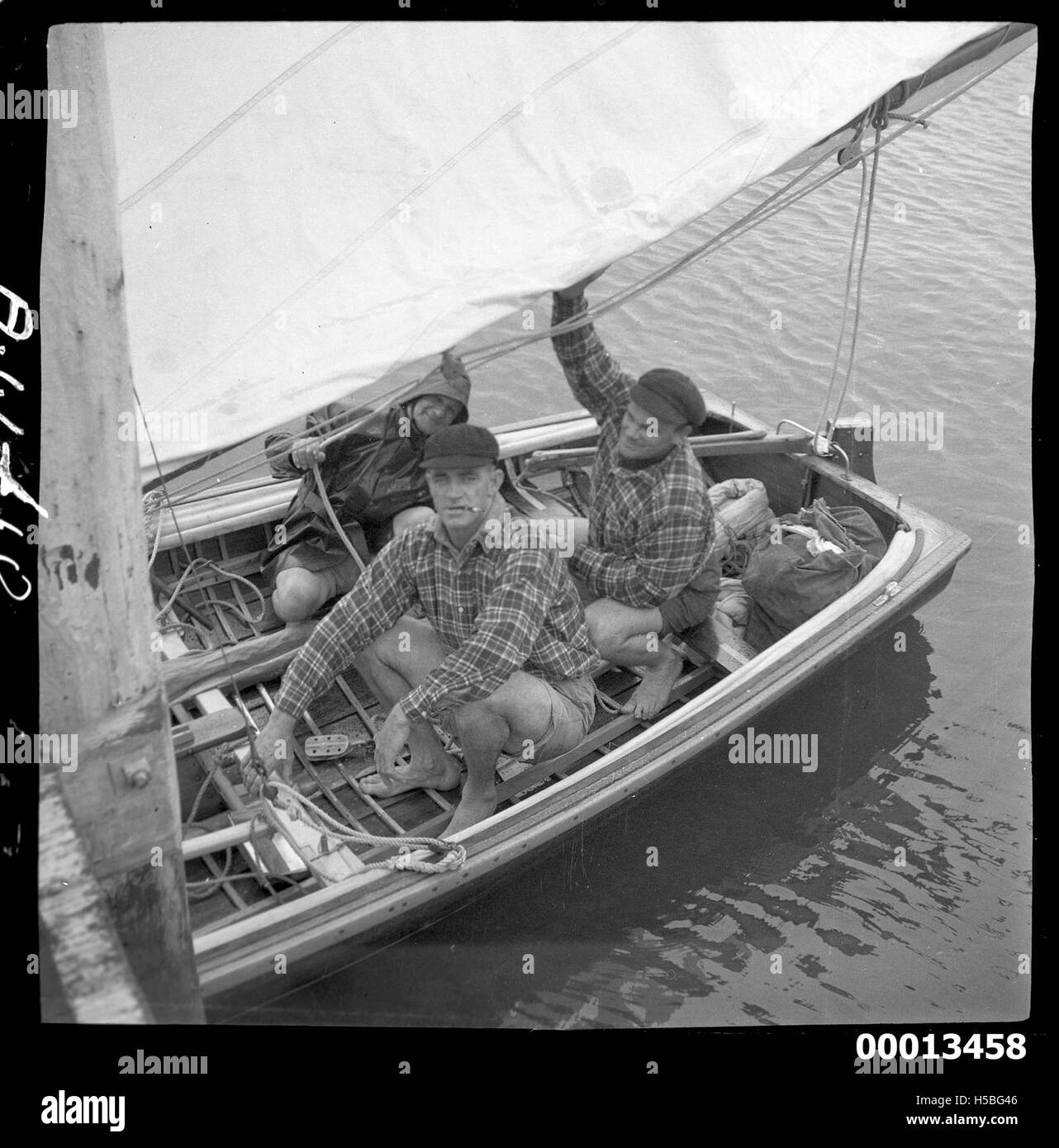 Il 18 piedi *Jenny IV* e' mostrato nel Porto di Sydney. Questa classe di barche a vela è conosciuta per la sua velocità e le gare competitive. L'immagine evidenzia le prestazioni della barca sull'acqua in un ambiente storico. Foto Stock