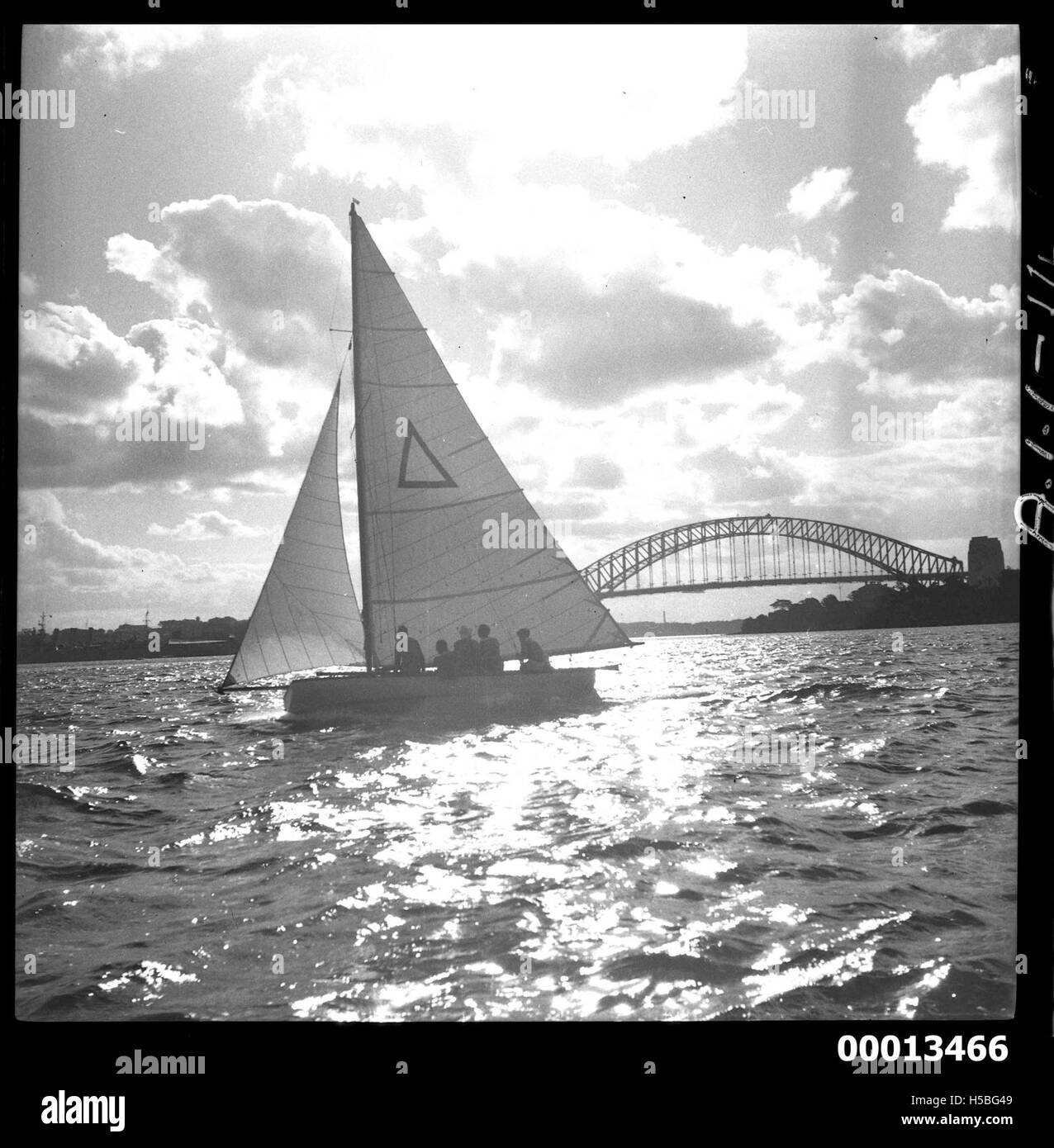 La BEVERLEY TOO, di 18 metri, è un tipo di barca da corsa che si può vedere qui nel porto di Sydney, partecipando a eventi velici e mostrando la vibrante cultura marittima di Sydney e la scena velica competitiva. Foto Stock