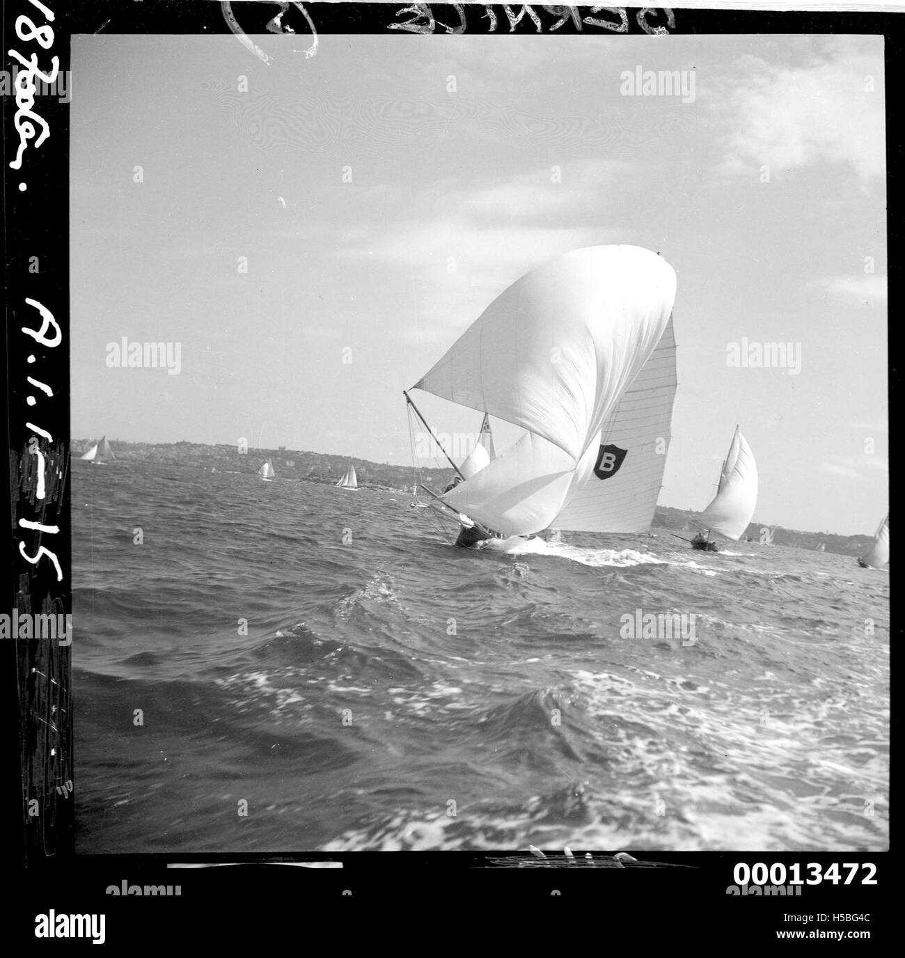 Gli yacht da 18 piedi, Bernice o Brooklyn, sono visti nel porto di Sydney. Queste imbarcazioni a vela fanno parte della storia marittima di Sydney, mostrando le barche da corsa competitive dei primi anni del XX secolo. Foto Stock