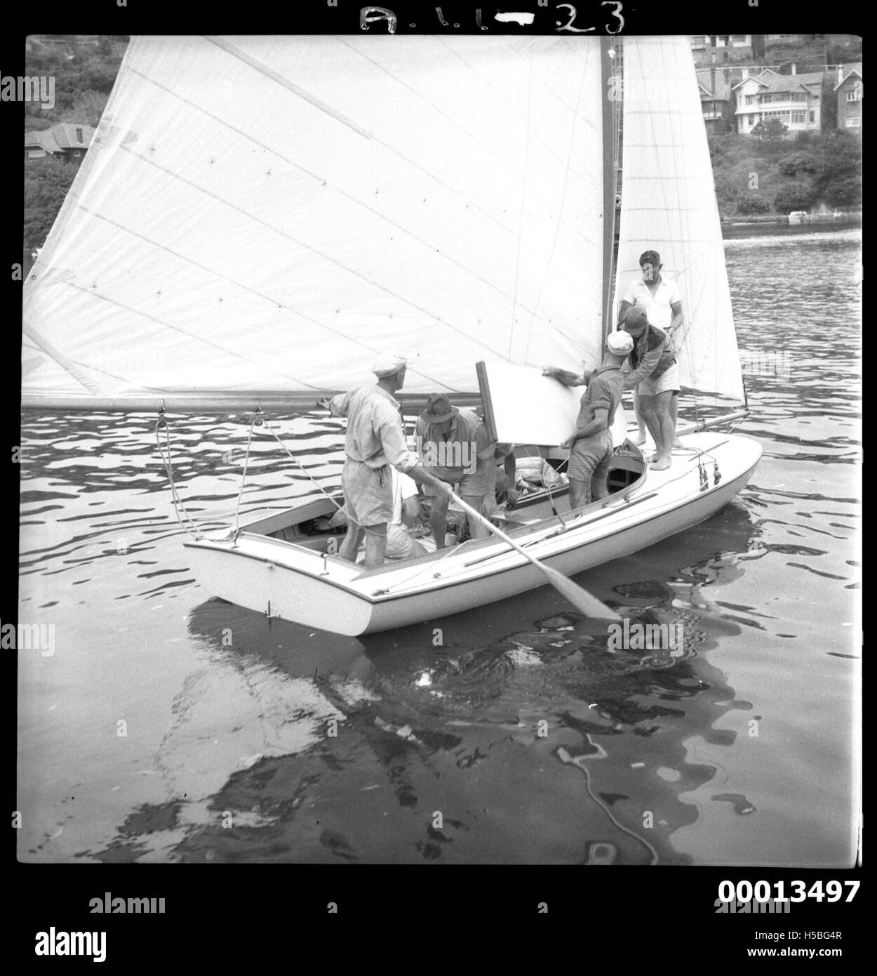 Lo yacht neozelandese TARUA è visto navigare sul porto di Sydney, mostrando l'eleganza di uno yacht nelle vibranti acque di uno dei porti più trafficati del mondo. Foto Stock