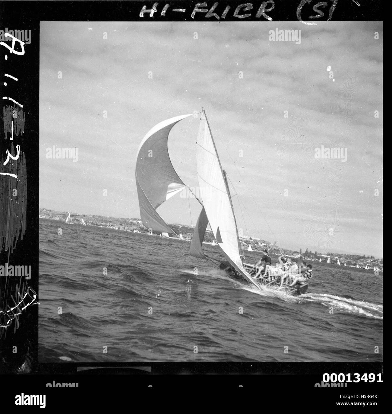 L'HY-FLYER da 18 piedi è visto correre attraverso il porto di Sydney, mostrando la cultura della vela competitiva nel porto e il significato delle gare da 18 piedi negli sport marittimi australiani. Foto Stock