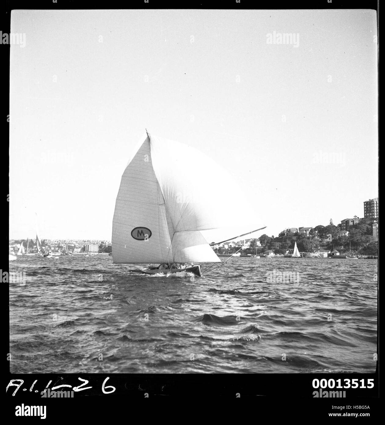 ANCHE il MYRA, di 18 piedi, viene mostrato sul Sydney Harbour, una rinomata località per la vela competitiva in Australia. La barca fa parte di una serie di 18 piè di pagina che partecipano a regate e gare locali sul porto. Foto Stock