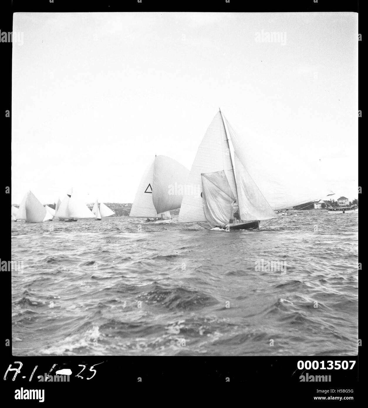ANCHE il MYRA, uno yacht da corsa, è visto in una "marmellata di coda ad anello" durante una gara nel porto di Sydney, mostrando un momento emozionante nella vela competitiva e nelle regate di yacht. Foto Stock