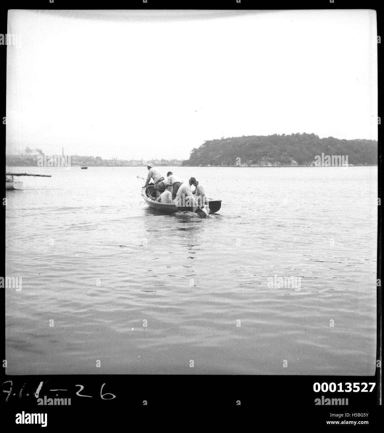 Una fotografia dello yacht di 18 piedi MYRA TOO che naviga nel porto di Sydney, catturando l'emozione e l'attività marittima nell'iconica località australiana. Foto Stock