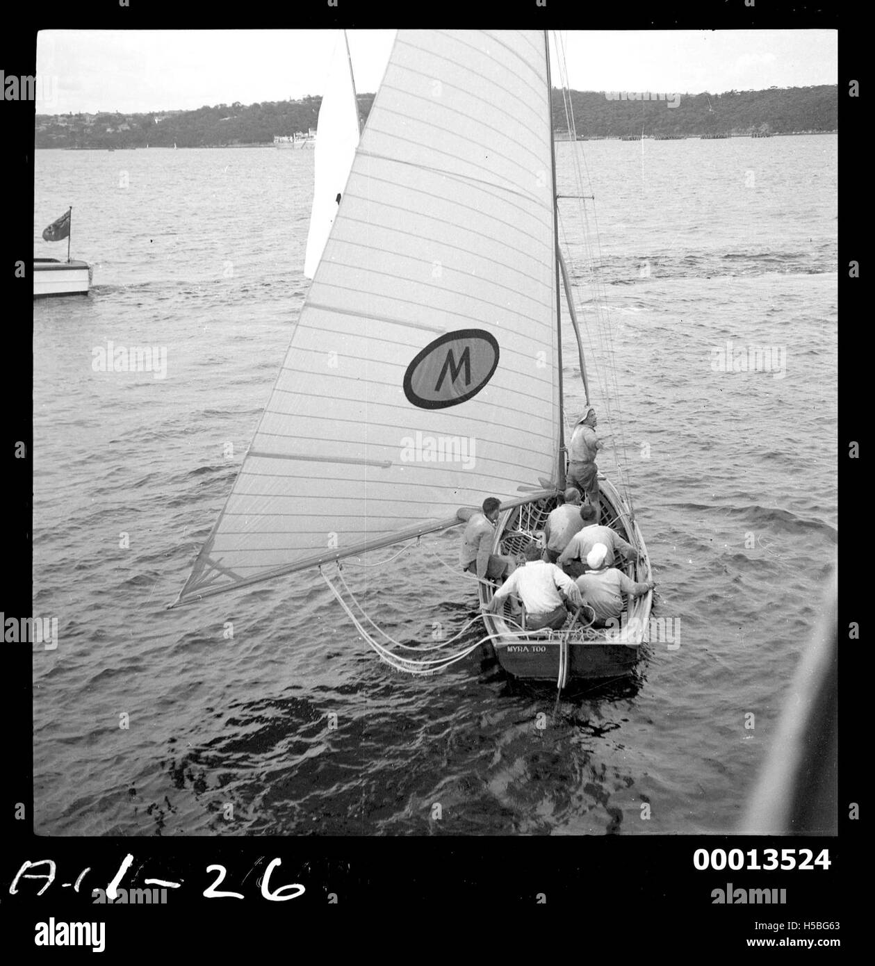 ANCHE l'equipaggio dello yacht MYRA viene fotografato poco dopo aver vinto il nastro del campionato. Questa immagine cattura l'orgoglio e il successo dell'equipaggio nella gara di vela, probabilmente all'inizio del XX secolo. Foto Stock