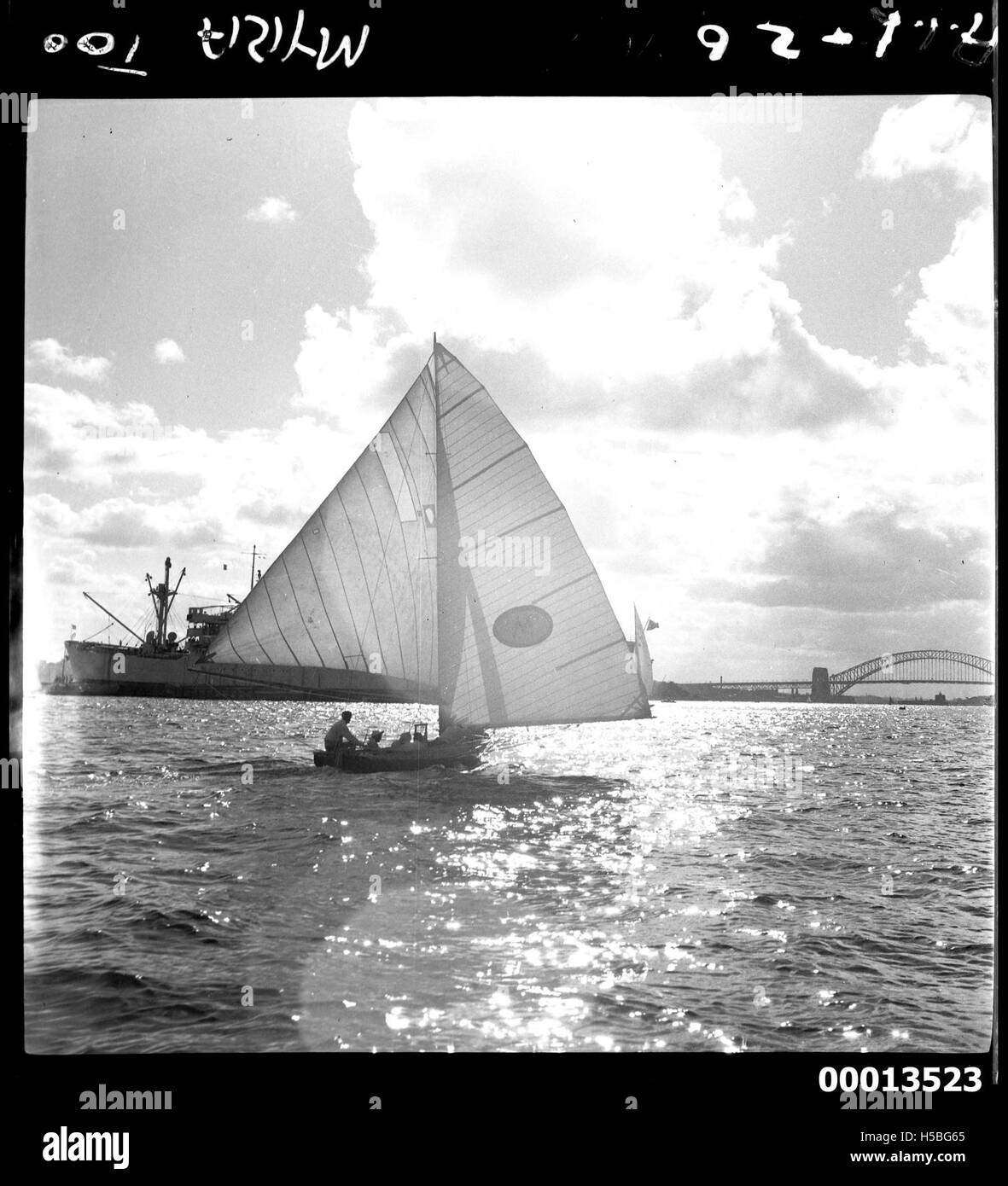 ANCHE il MYRA di 18 piedi è visto in questa immagine con il Sydney Harbour Bridge come sfondo. Questa classe di 18 piedi è una popolare classe di barche a vela da corsa e questa fotografia cattura un momento di storia della vela nel porto di Sydney. Foto Stock