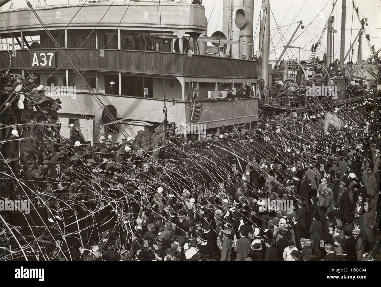 La nave da trasporto Barambah, che serviva come nave da trasporto militare, fu salutata mentre completava il suo dovere. Trasportava soldati durante il suo servizio, contribuendo alla logistica in tempo di guerra e al trasporto militare. Foto Stock