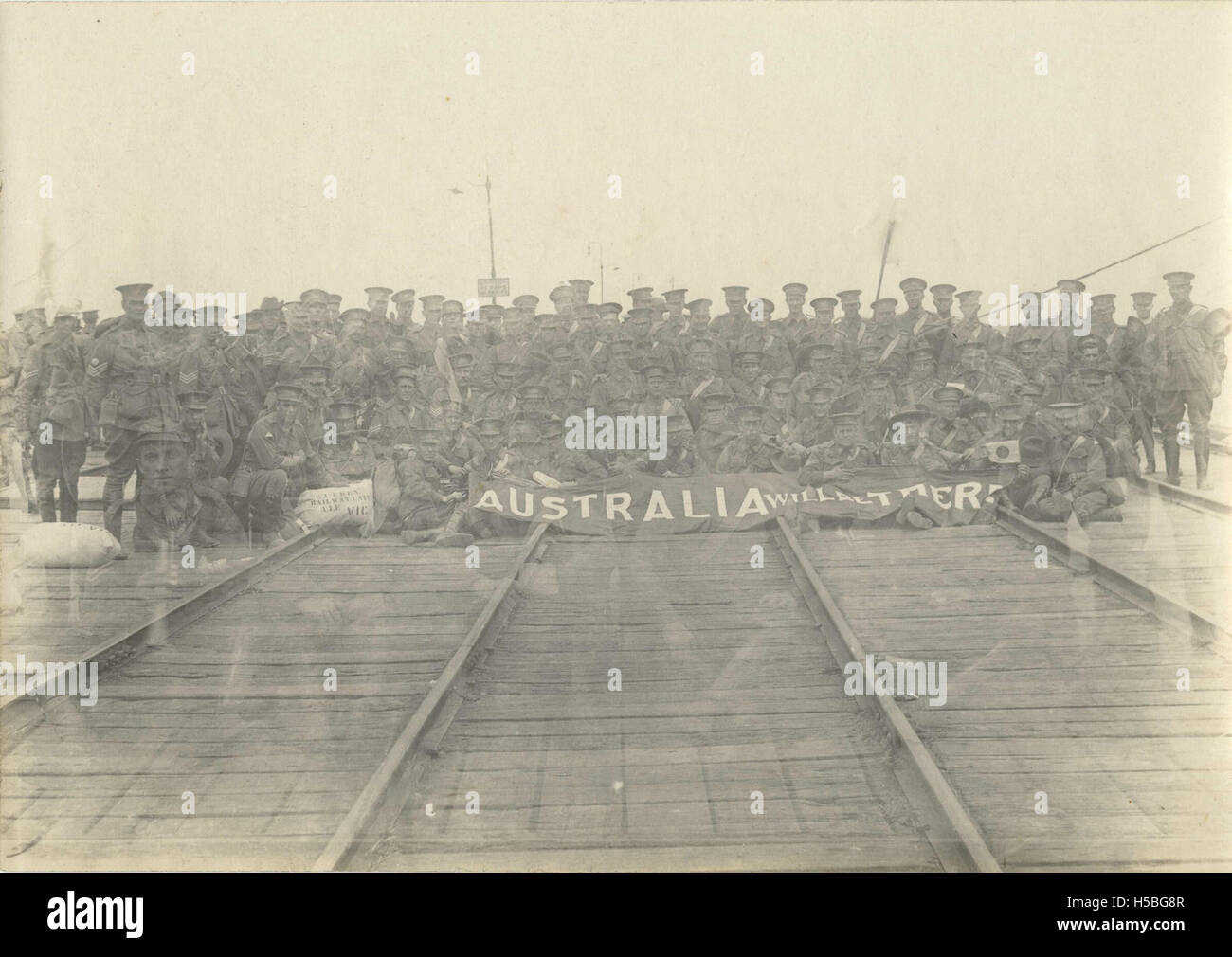 Questa immagine mostra i soldati in attesa di salire a bordo della corazzata BALLARAT, probabilmente in fase di schieramento durante una campagna militare. La troopship fu usata per trasportare soldati durante la guerra. Foto Stock